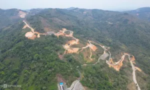 Du khách Nga tử vong nghi do đá rơi từ xe thi công